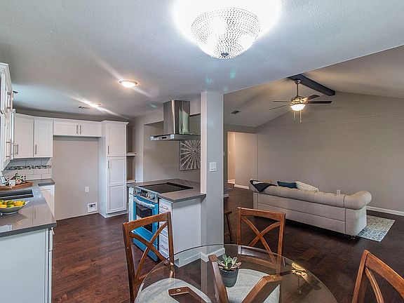 3rd image of 5843 Farwell Dr