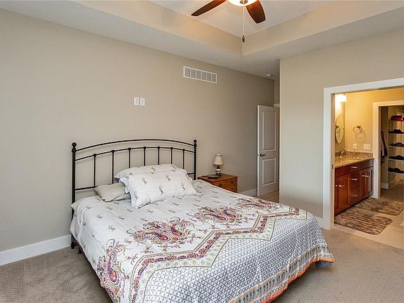 5th image of 1579 SE Blackthorne Dr