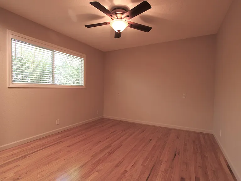 560 University Dr — Photo 14