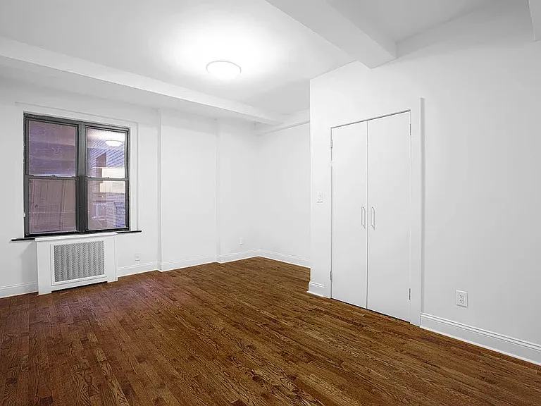 208 W 23rd St #211 — Photo 2