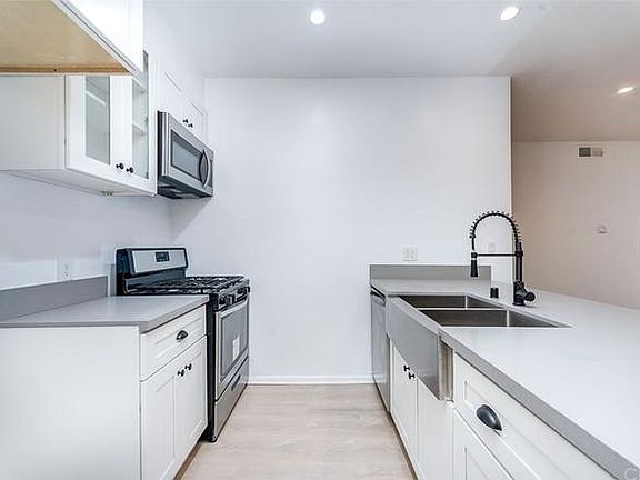 2nd image of 424 S Westmoreland Ave APT 104