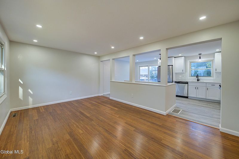 4th image of 3 Seaman Avenue