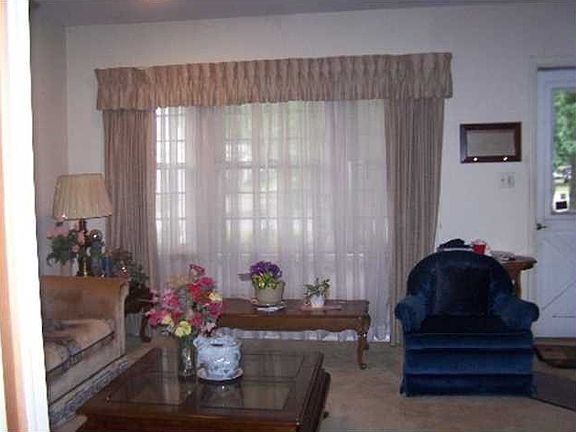 3rd image of 215 W 9th St