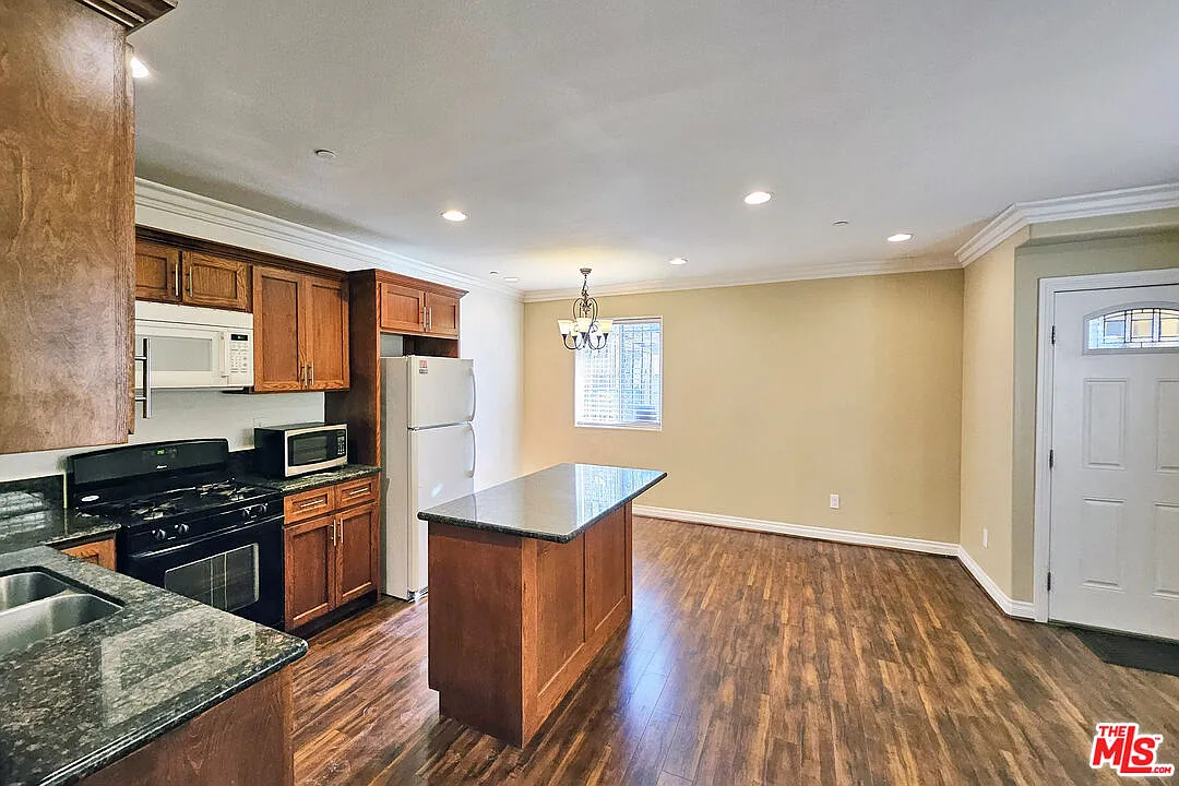 4 bed, 3.0 bath, 1562 sqft, $3,300 — Photo 4