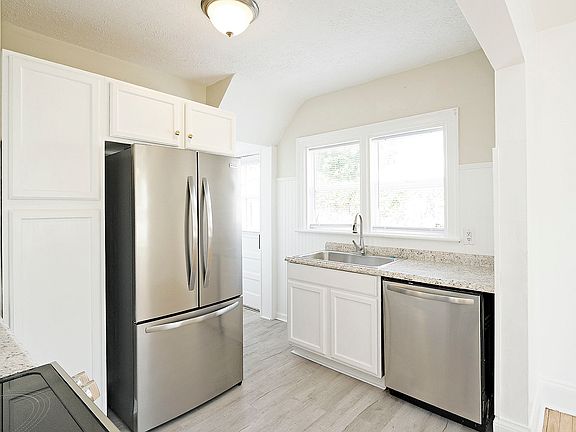 Brand new kitchen with high-end appliances!
