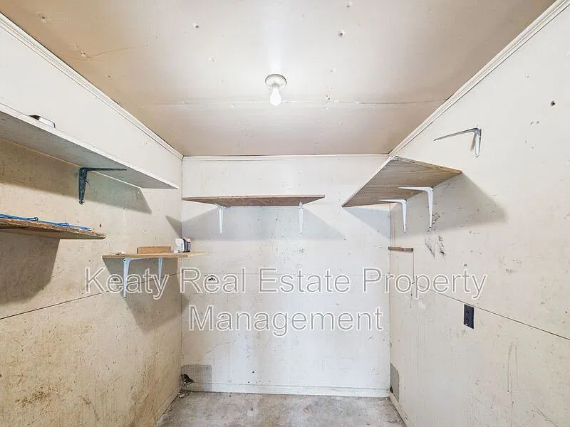 3 bed, 1.0 bath, 1100 sqft, $1,100 — Photo 3