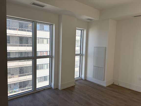 5th image of 206 King St W #907