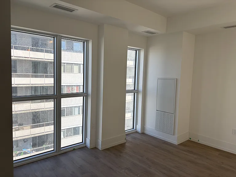 206 King St W #907 — Photo 5