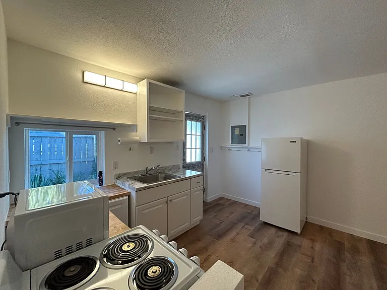 218 SW 7th St — Photo 11