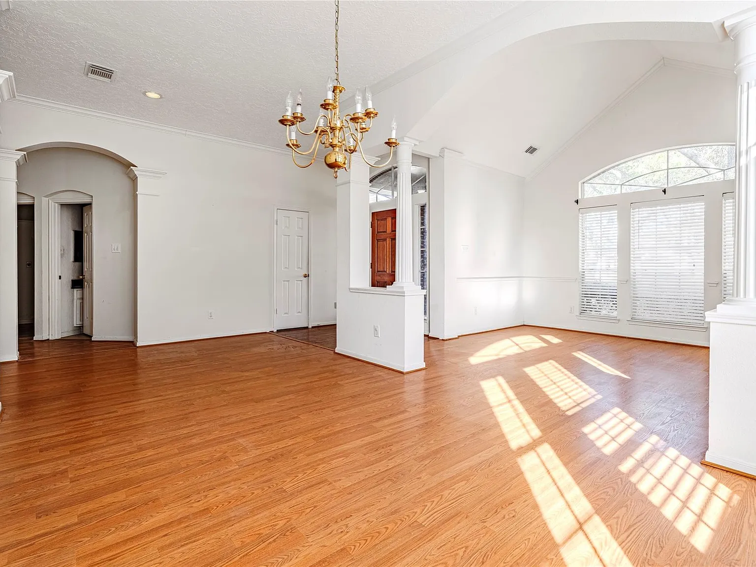 3 bed, 2.0 bath, 2298 sqft, $2,600 — Photo 3