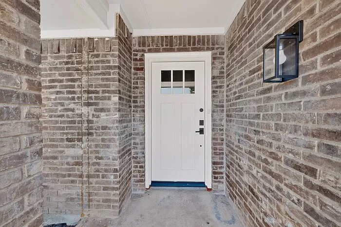 2200 Winona Dr — Photo 6