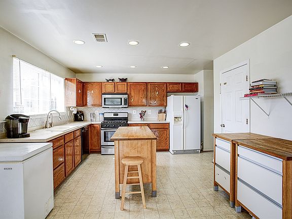5th image of 602 Holly Crest Dr
