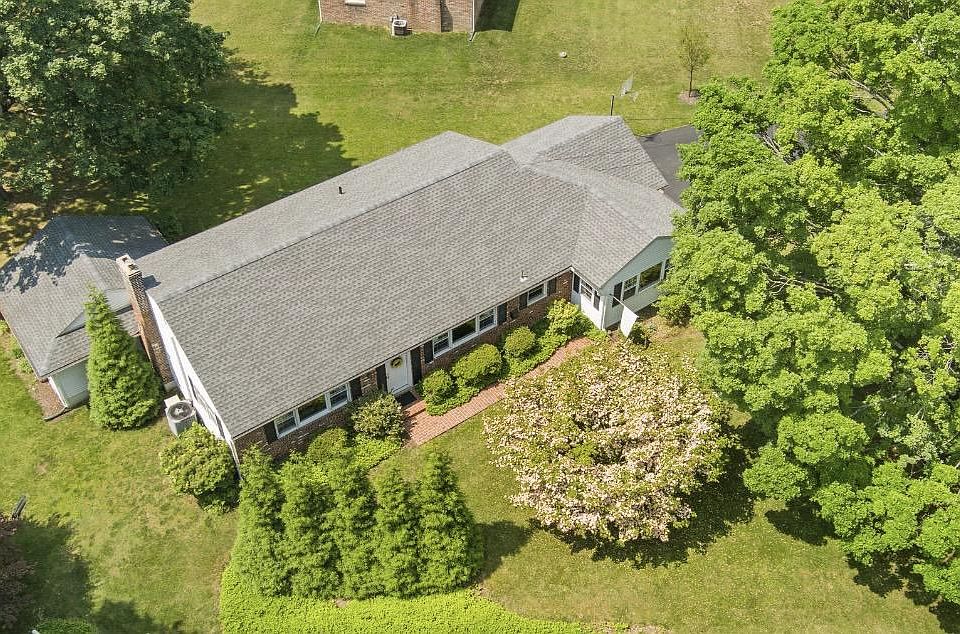 1st image of 14 Pembroke Dr