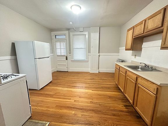 3rd image of 581-583 Pleasant St #581-4L