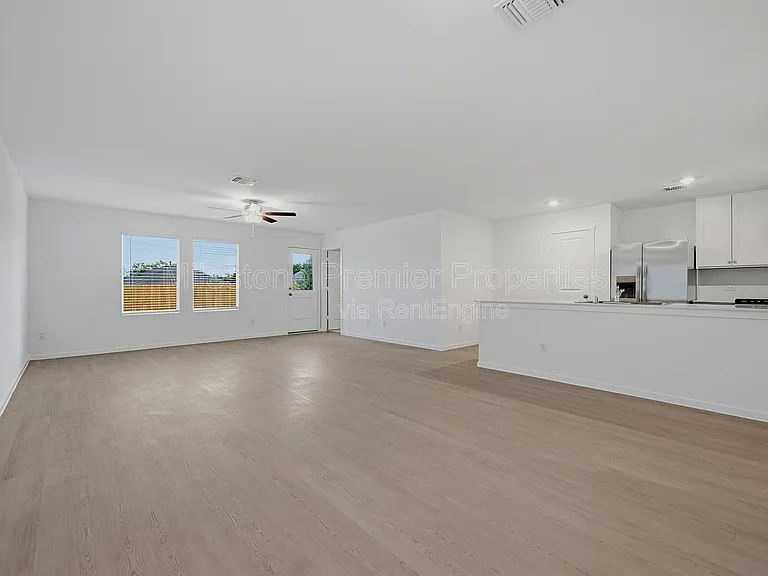 209 Cattail Ln — Photo 4