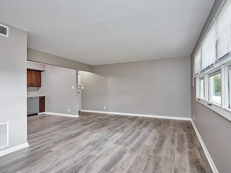 Rivershore Apartments — Photo 12