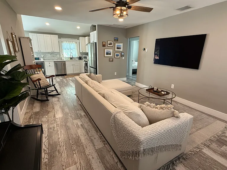 721 Bay St — Photo 3
