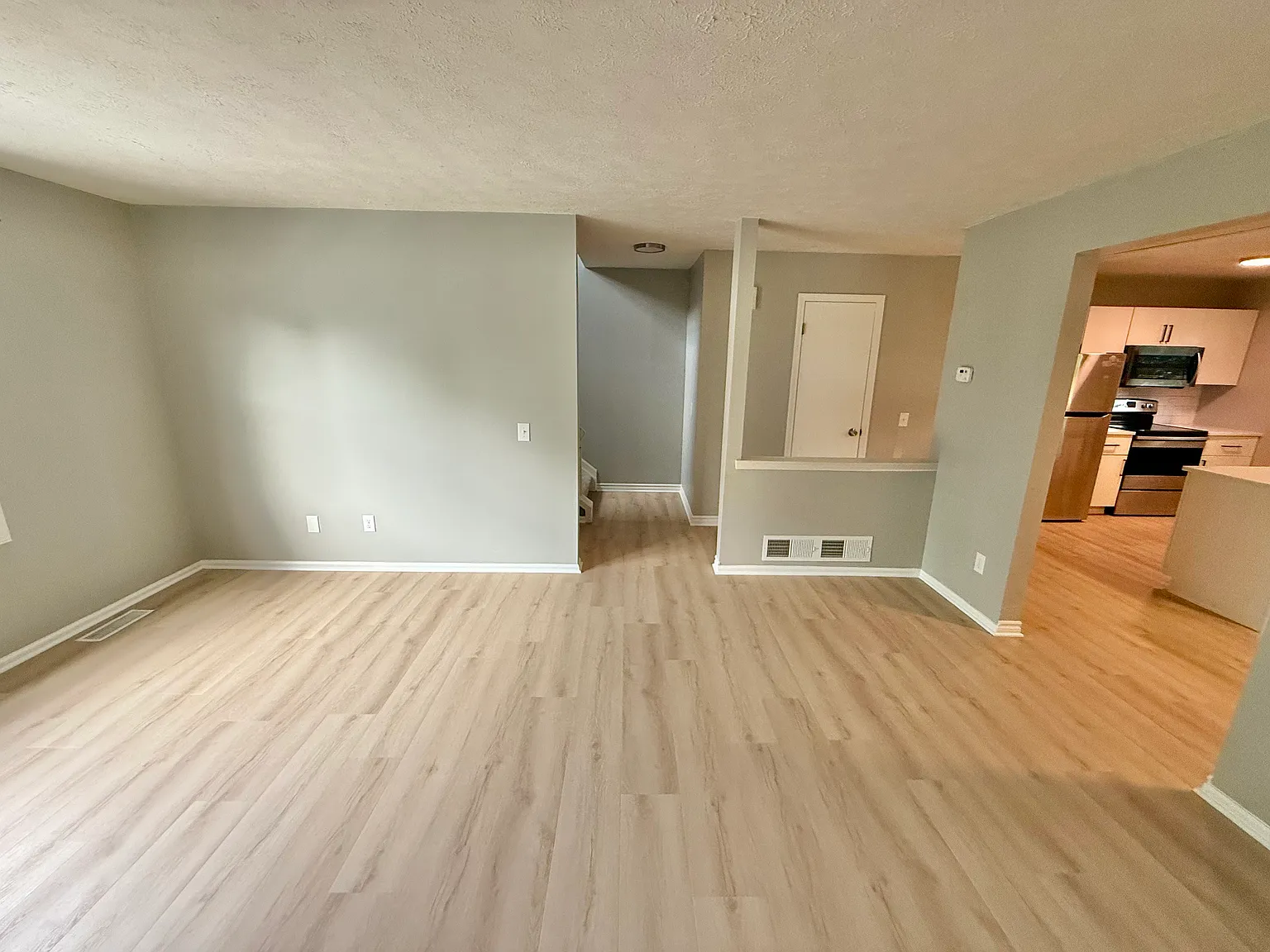 1083 Cunningham Dr — Photo 4