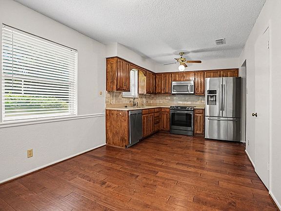 3rd image of 2721 Lucas Dr