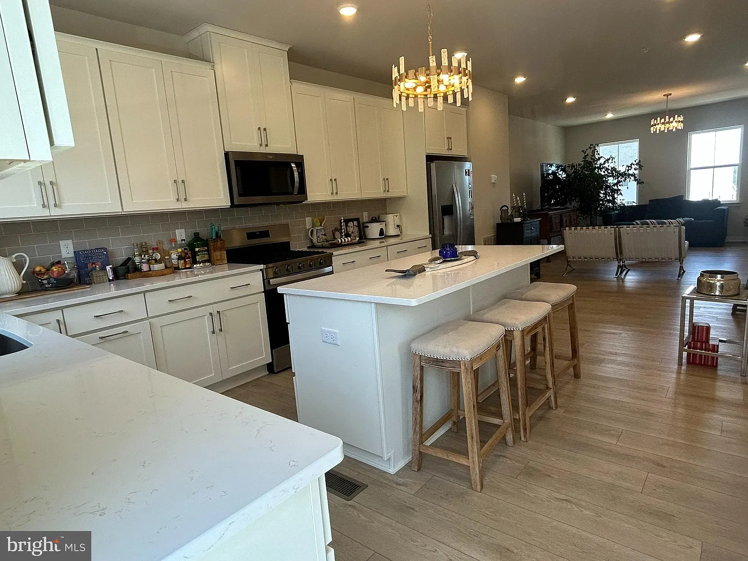 3 bed, 4.0 bath, 1989 sqft, $3,100 — Photo 3
