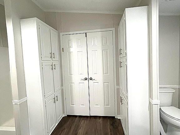 Main bedroom bath w/cabinets