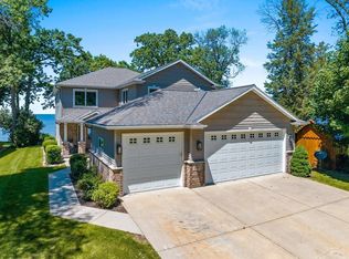 4797 Edgewater Beach Rd, Green Bay, WI 54311