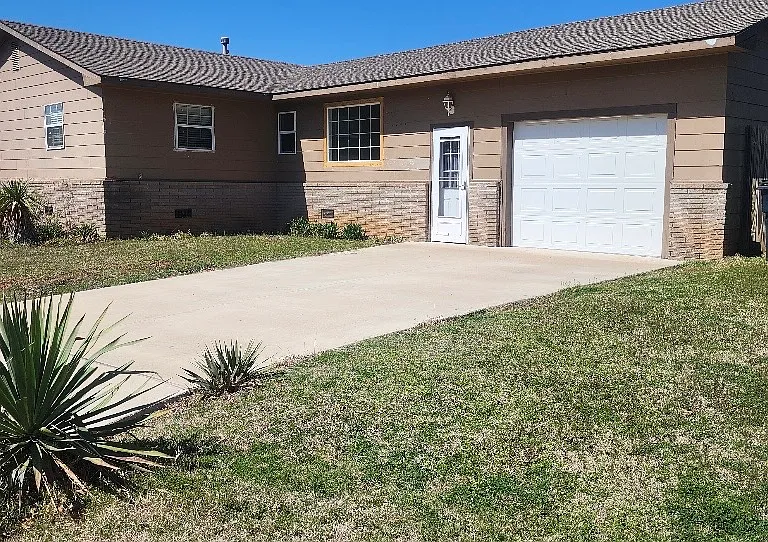 3901 Marie Dr — Photo 2