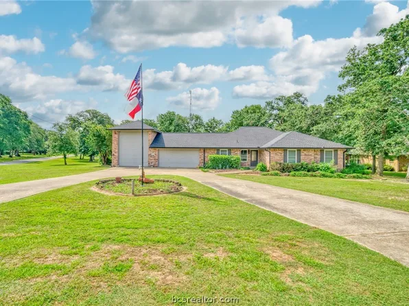 128 Golfview Dr, Hilltop Lakes, TX 77871