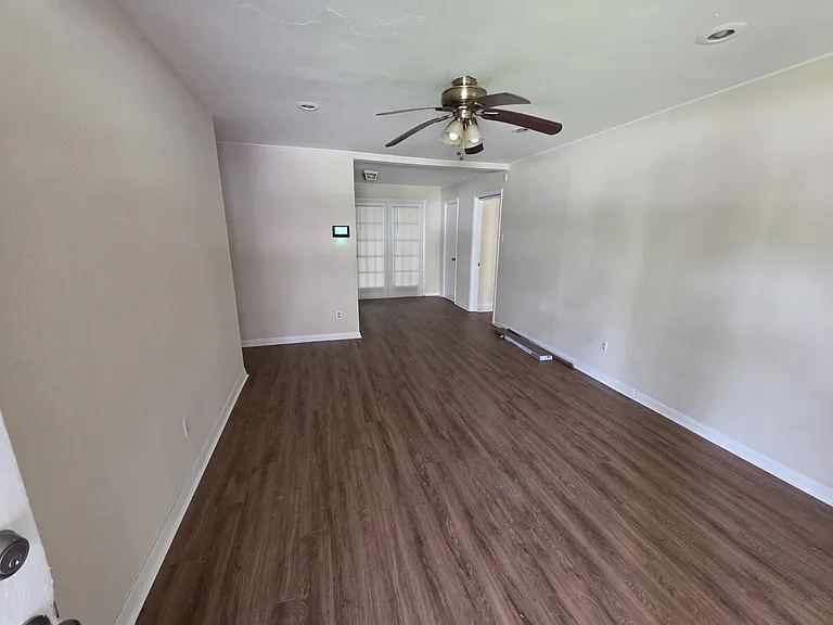 9425 McLean St — Photo 2