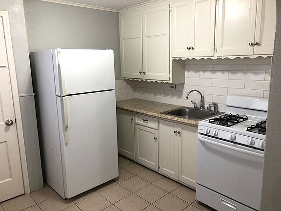 Kitchen, tile floor, fridge, Oven/Range (gas)