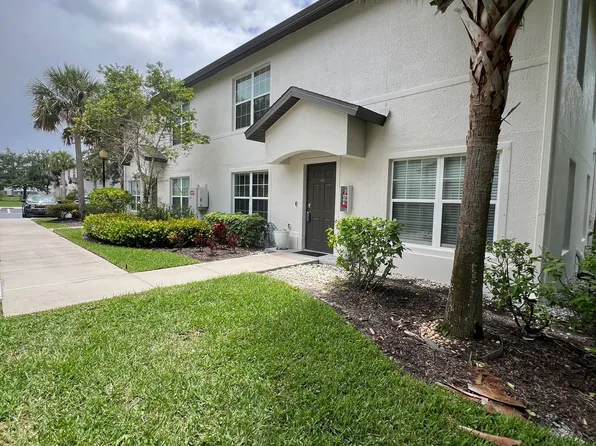 9068 Gervais Cir APT 210, Naples, FL 34120