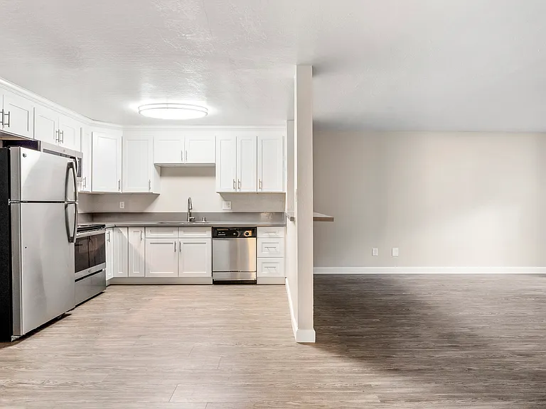 1435 Creekside Dr — Photo 1