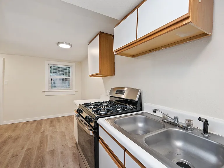 Queen Anne Court — Photo 10