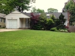 1538 Middle Neck Rd, Port Washington, NY 11050