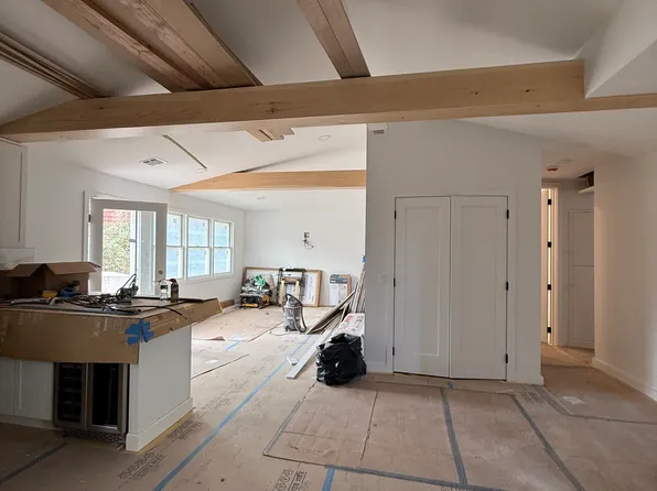 https://photos.zillowstatic.com/fp/8afbd84f0312b61708323d890f9fa309-p_e.webp