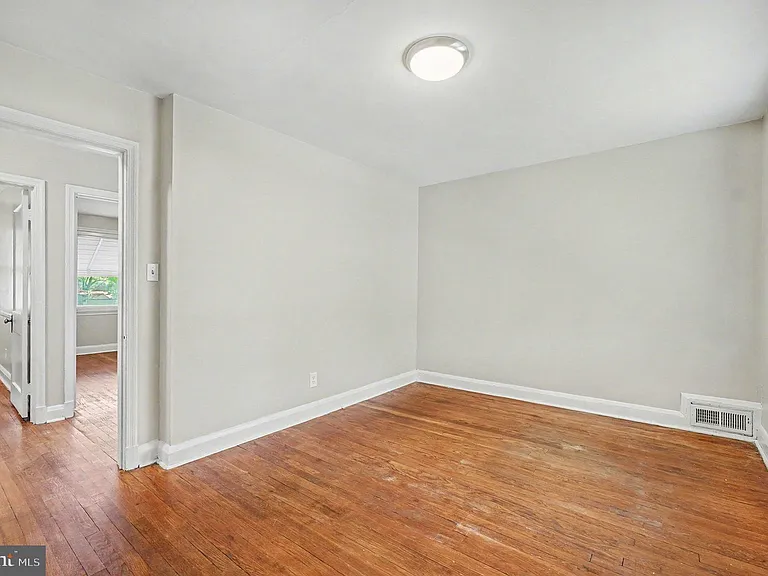 828 Saint Dunstans Rd — Photo 8