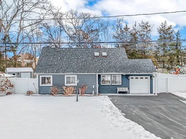 16 Country Greens Drive, Holtsville, NY 11742