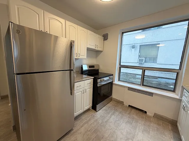 869 Avenue Rd — Photo 25