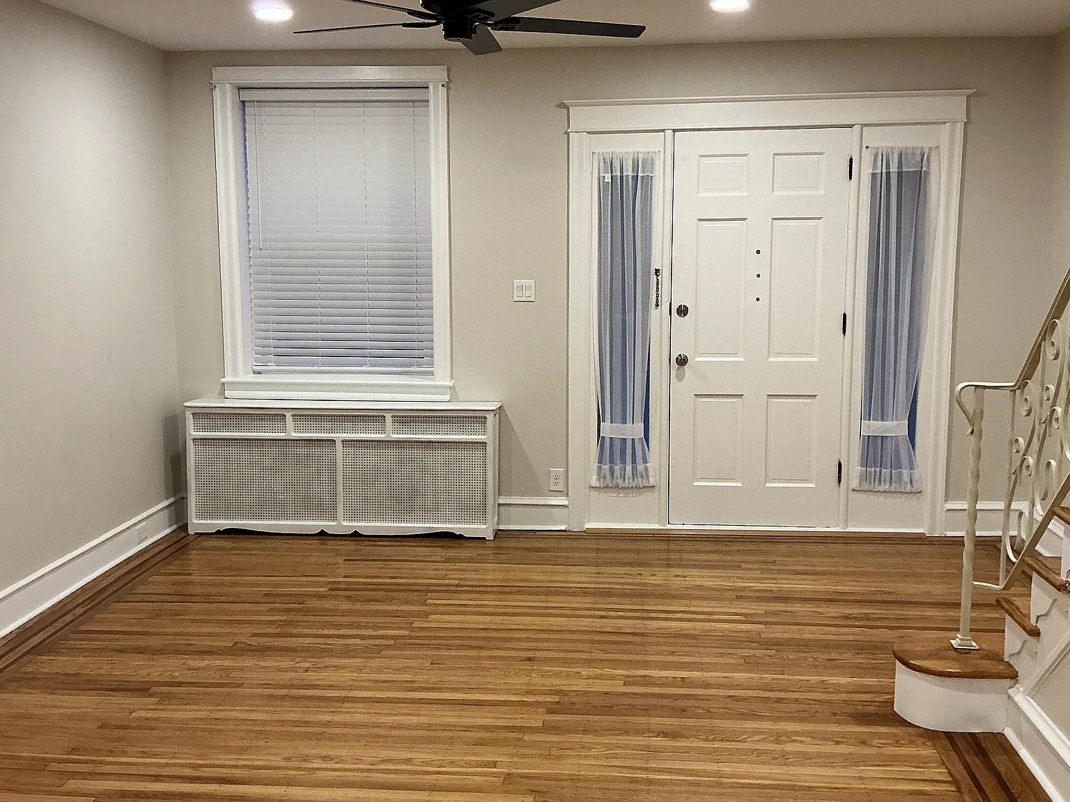3 bed, 1.5 bath, 1328 sqft, $2,600 — Photo 2