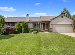 2859 Shady Hollow Dr, White Lake, MI