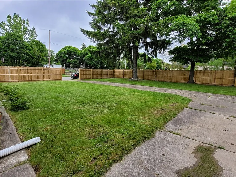 325 Box Ave — Photo 4