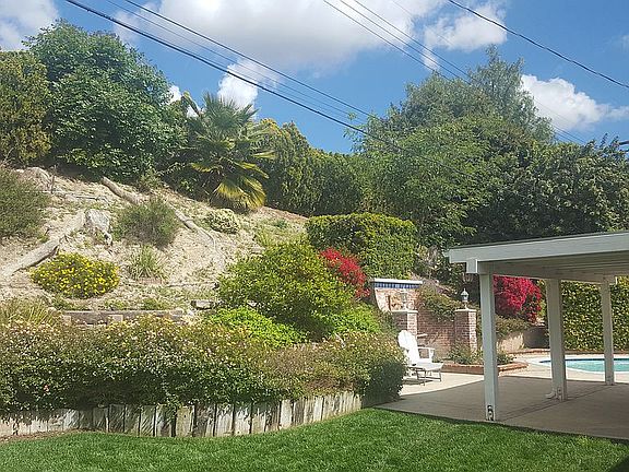 4th image of 2229 Montrose Dr