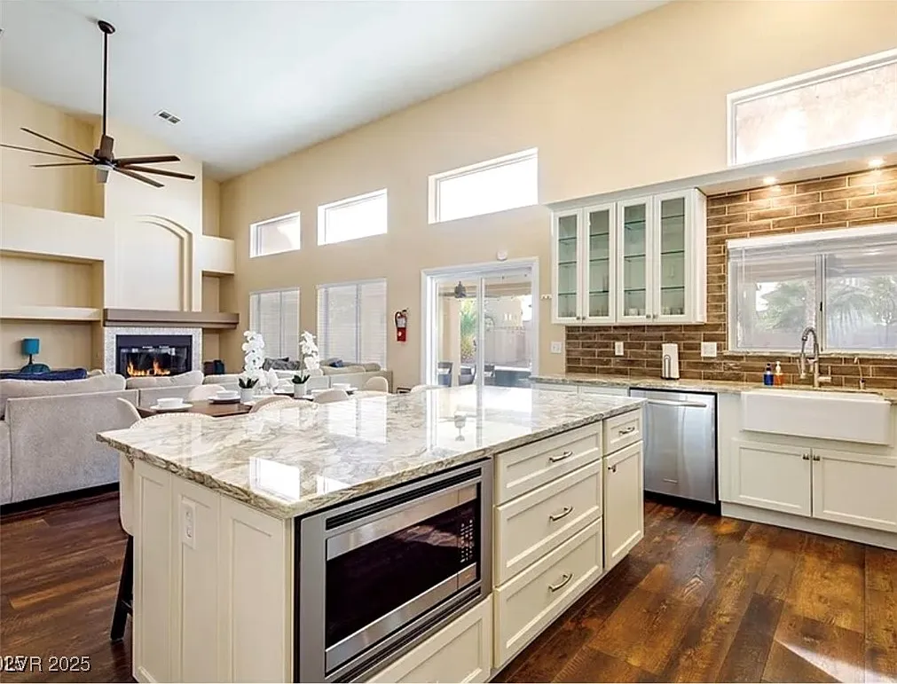 4 bed, 2.5 bath, 2759 sqft, $4,400 — Photo 3
