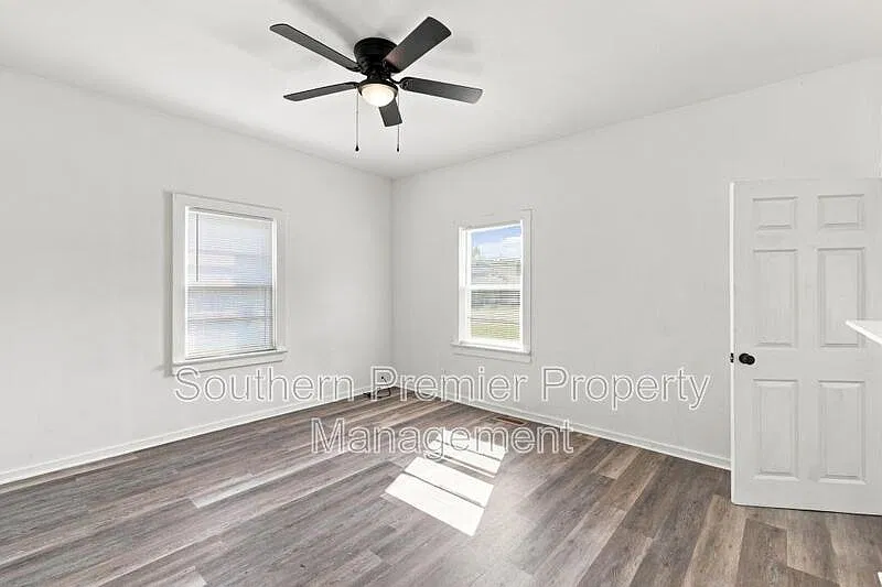 2 bed, 1.0 bath, 1020 sqft, $900 — Photo 2