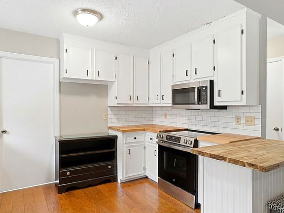 5th image of 220 Laurel Dr