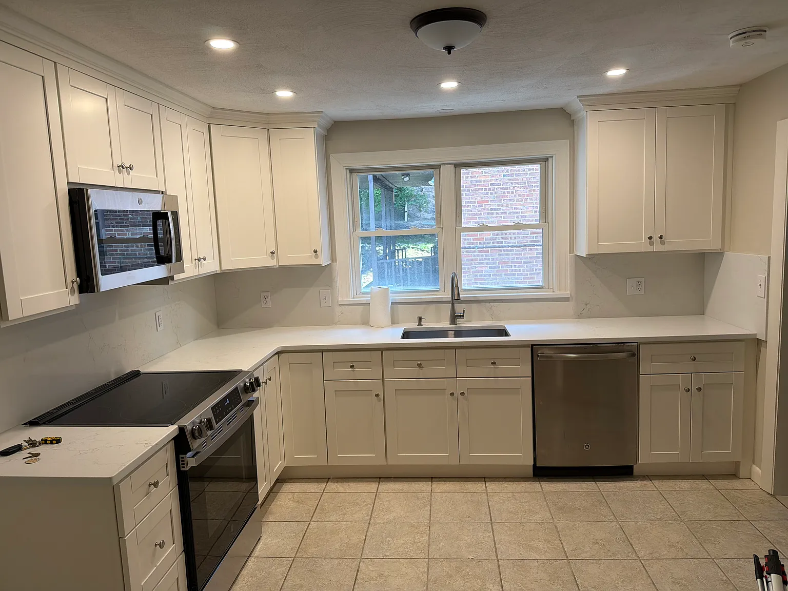 3 bed, 9999 sqft, $4,300 — Photo 1