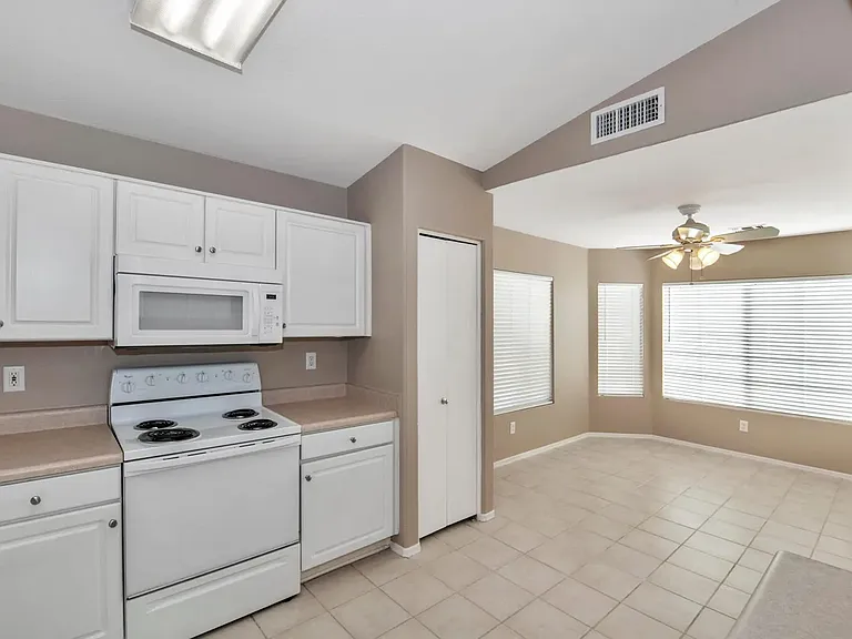 1454 S Oak St — Photo 7