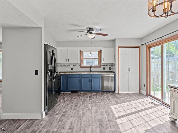 3rd image of 430 Charleton Dr