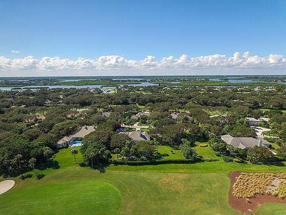 3rd image of 300 Sea Oak Dr