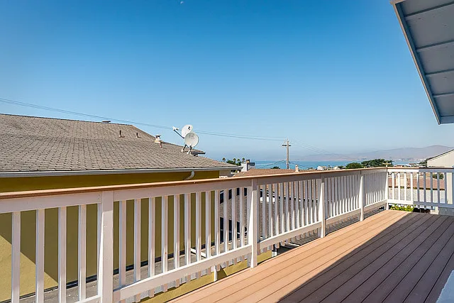 4 bedroom two story home in Cayucos — Photo 3